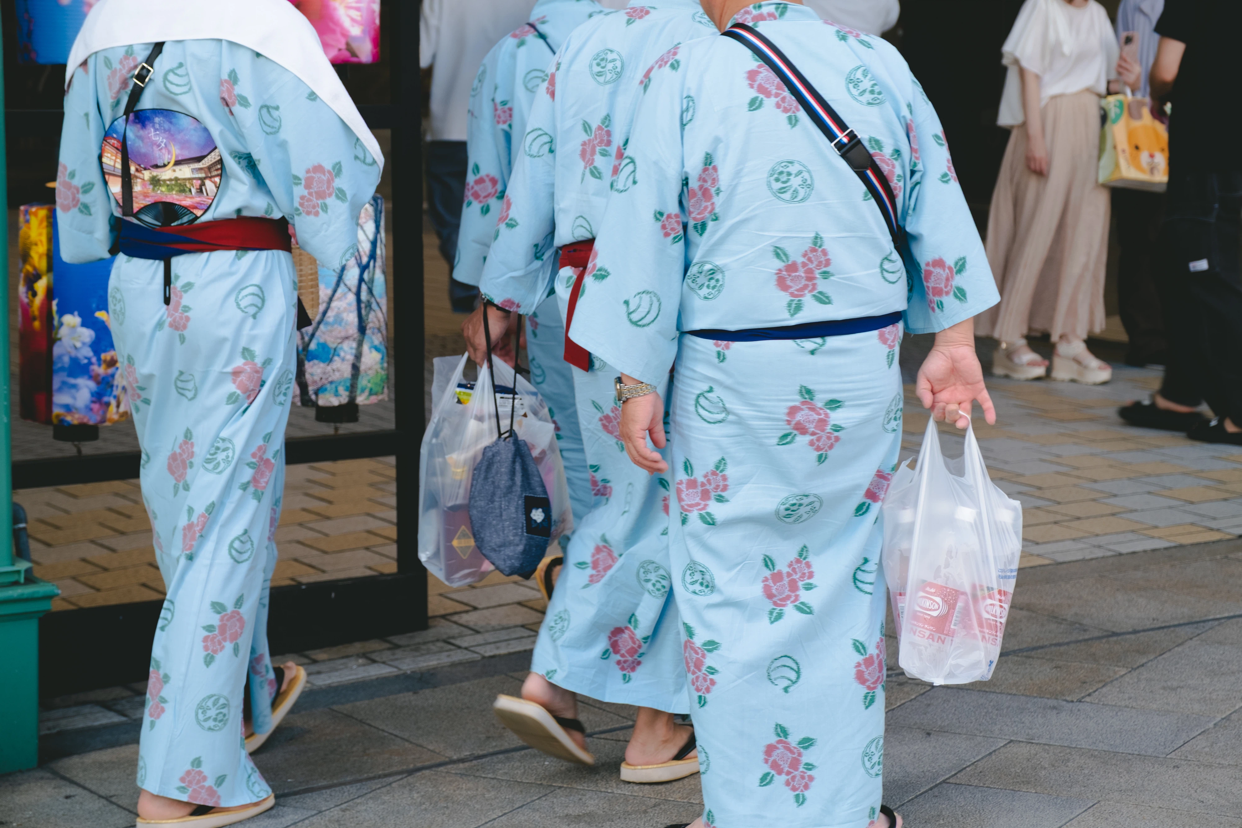 サラリーマンの御一行も
「俺今めっちゃカメラ目線しちまったよ」とか言いながら
少しはしゃいでいる