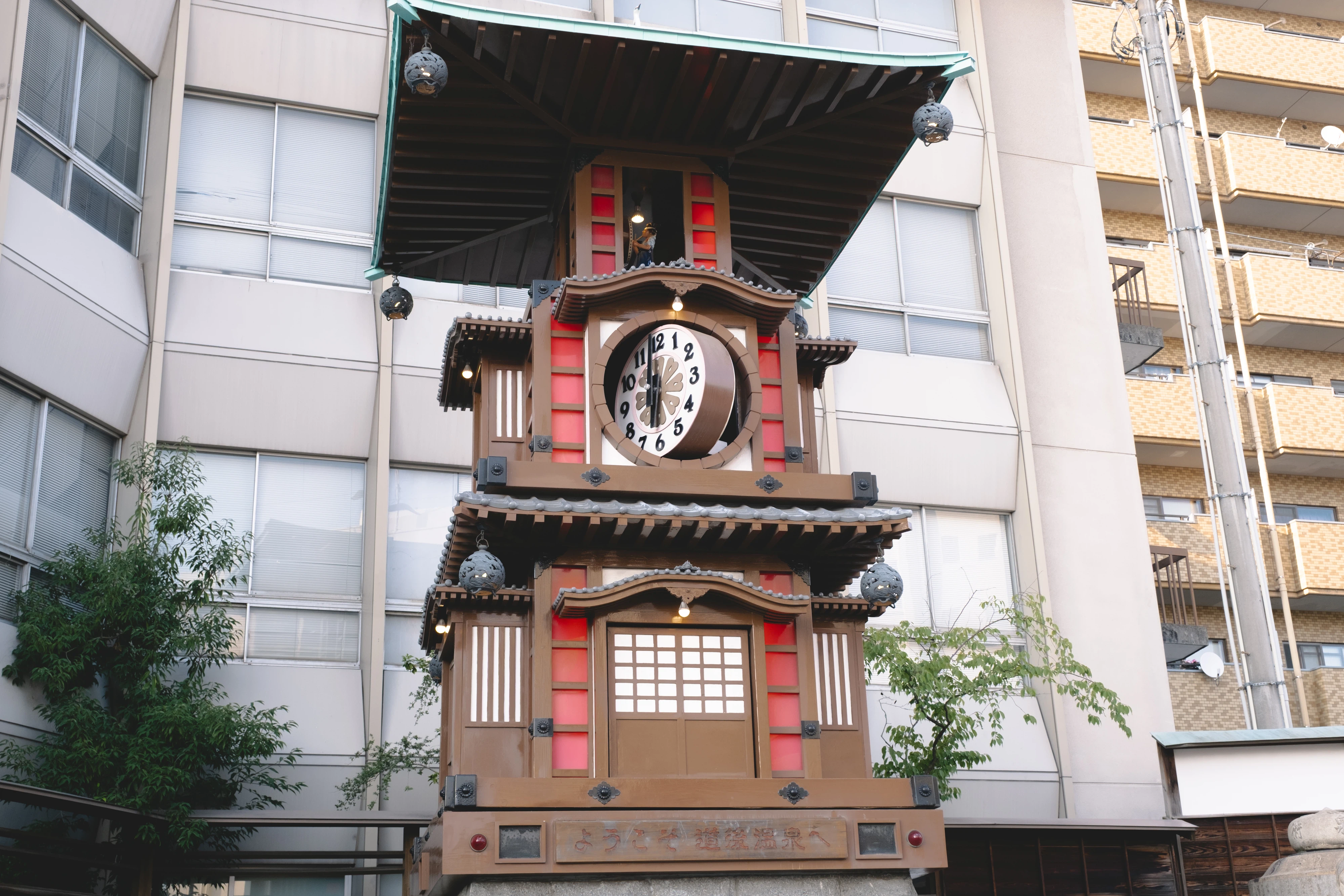 坊ちゃんカラクリ時計。
私が行った日は、1時間ごとだったらしく、
6時前には人だかりが!