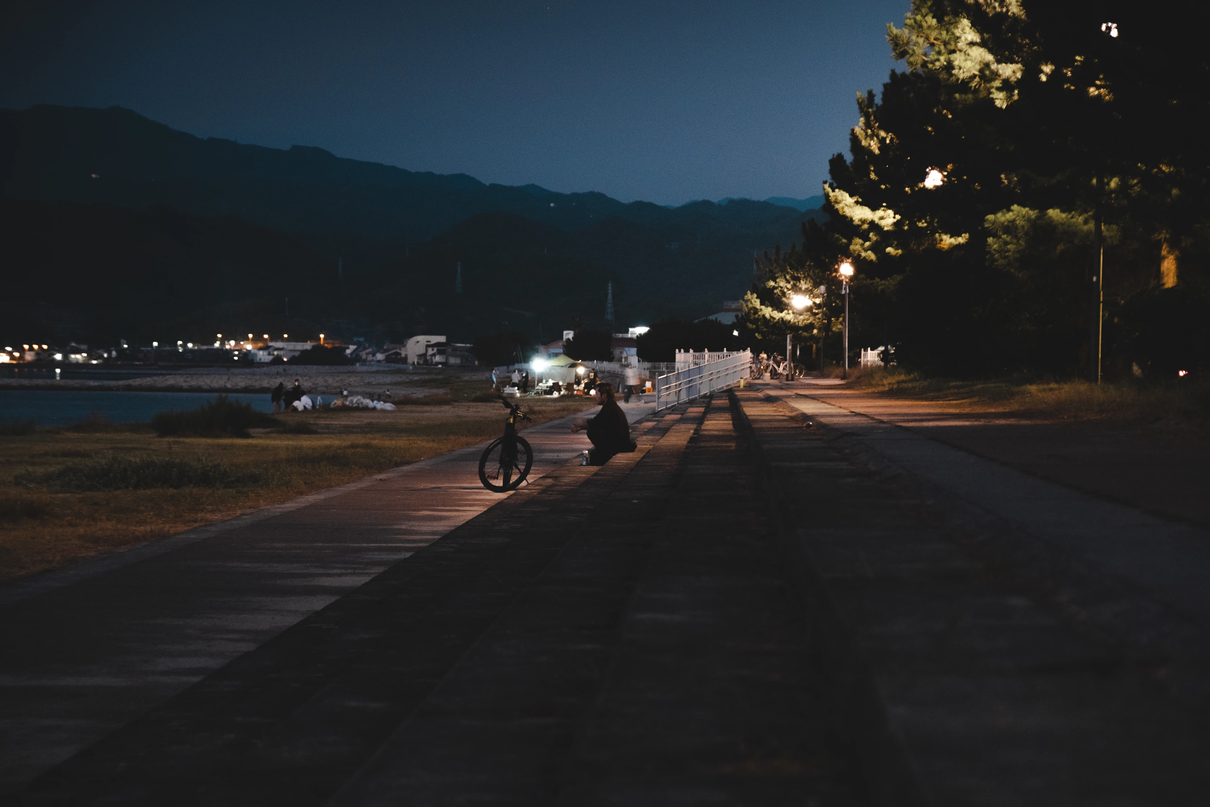 人それぞれの夜の過ごし方。
吹き出し花火ではしゃいでいる子供たちを遠くから見つめて。