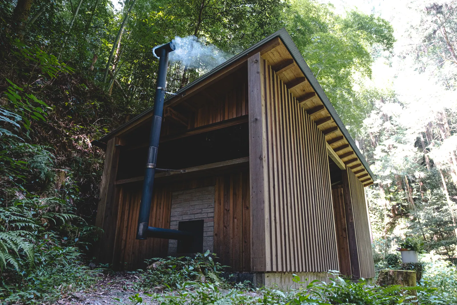 突然現れるサウナ小屋 セルフビルドらしい