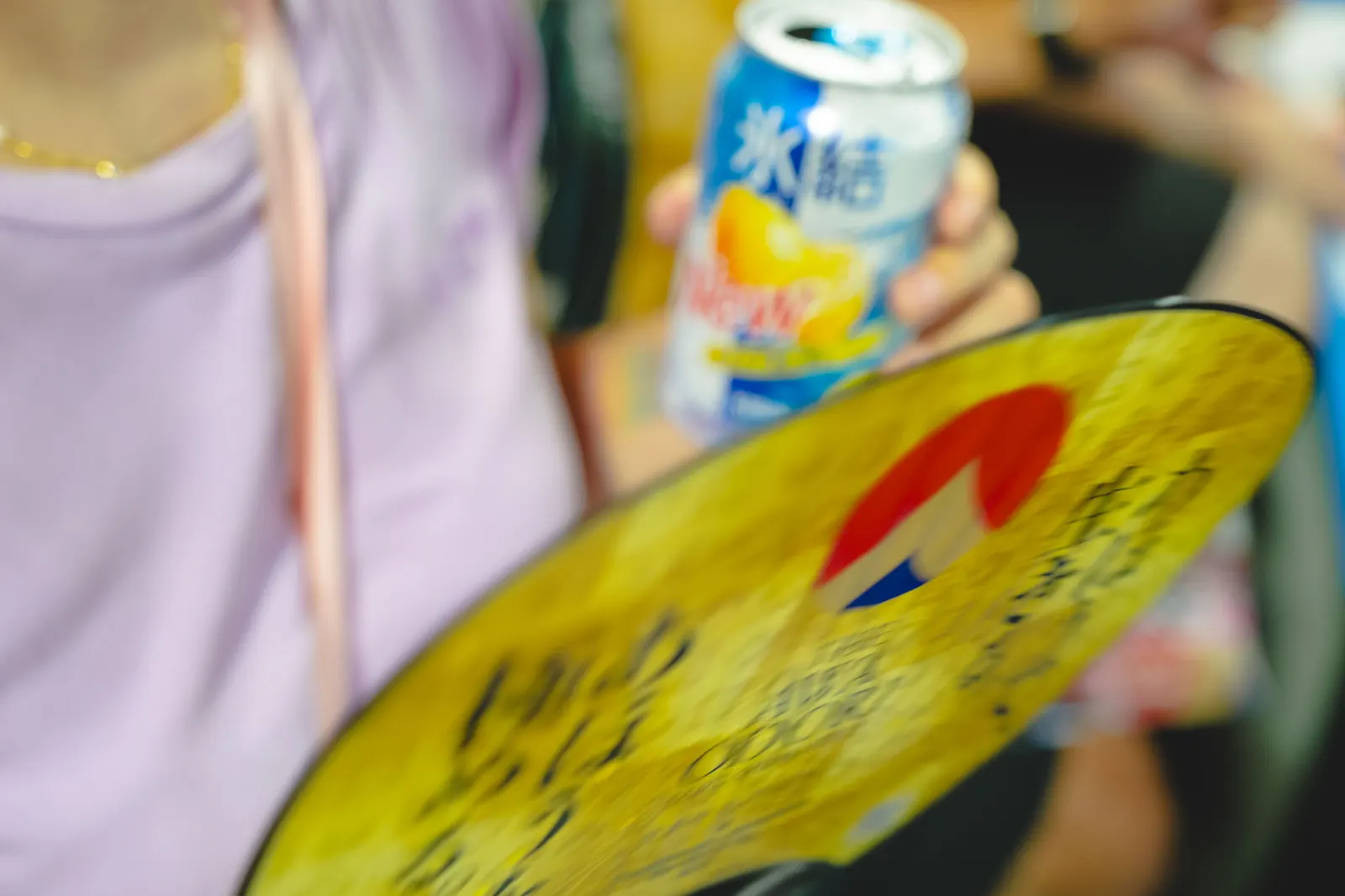 美味しそうにお酒を飲んでいる人を見るとテンションが上がります