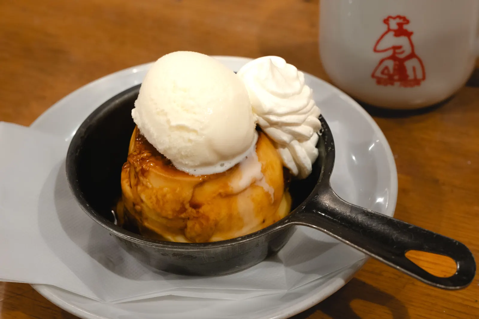 生クリームもトッピングされた完成系 一緒に温かいお茶も