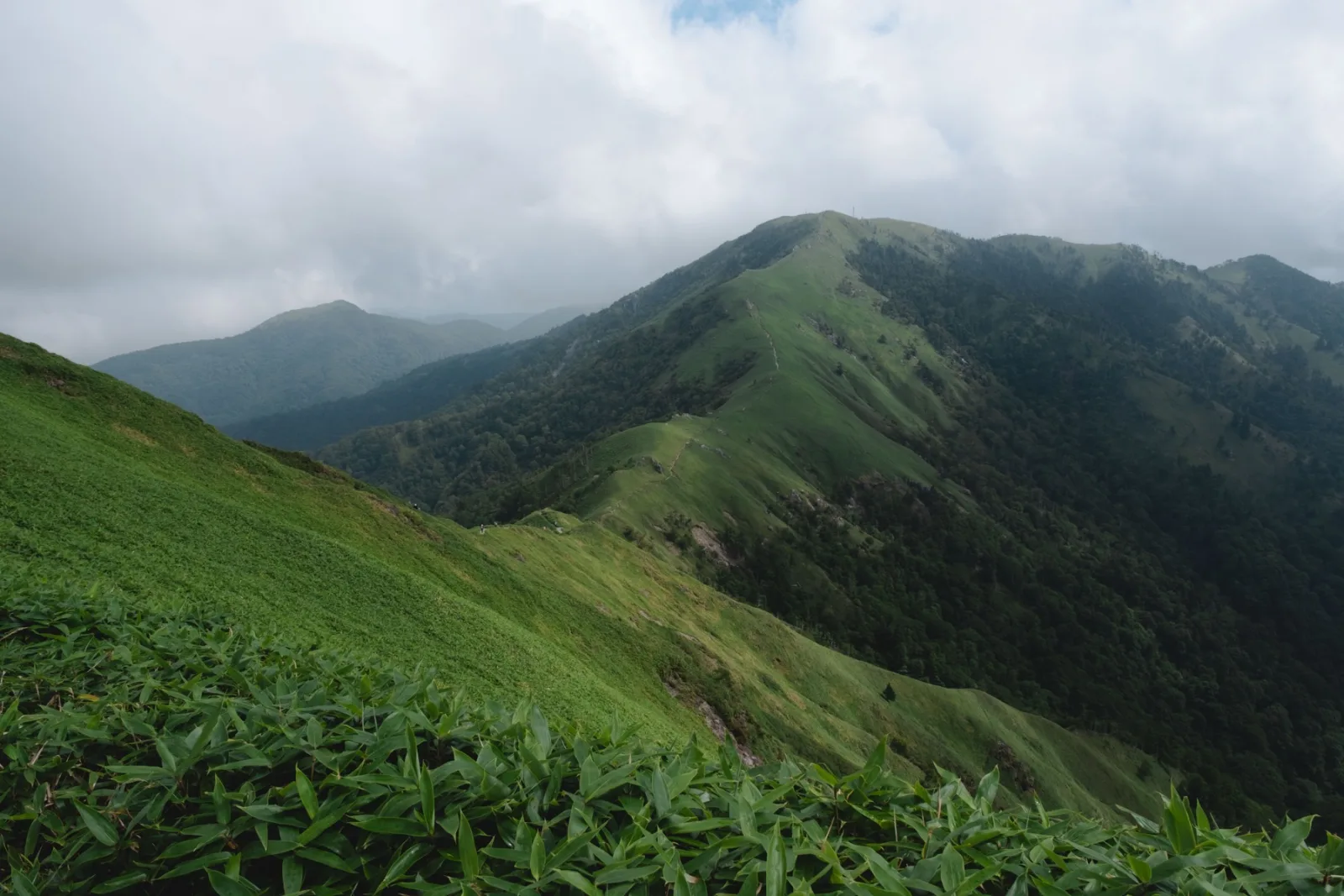 午後に近づくにつれて雲が多くなってきた 勇ましい剣山を前に下山していく